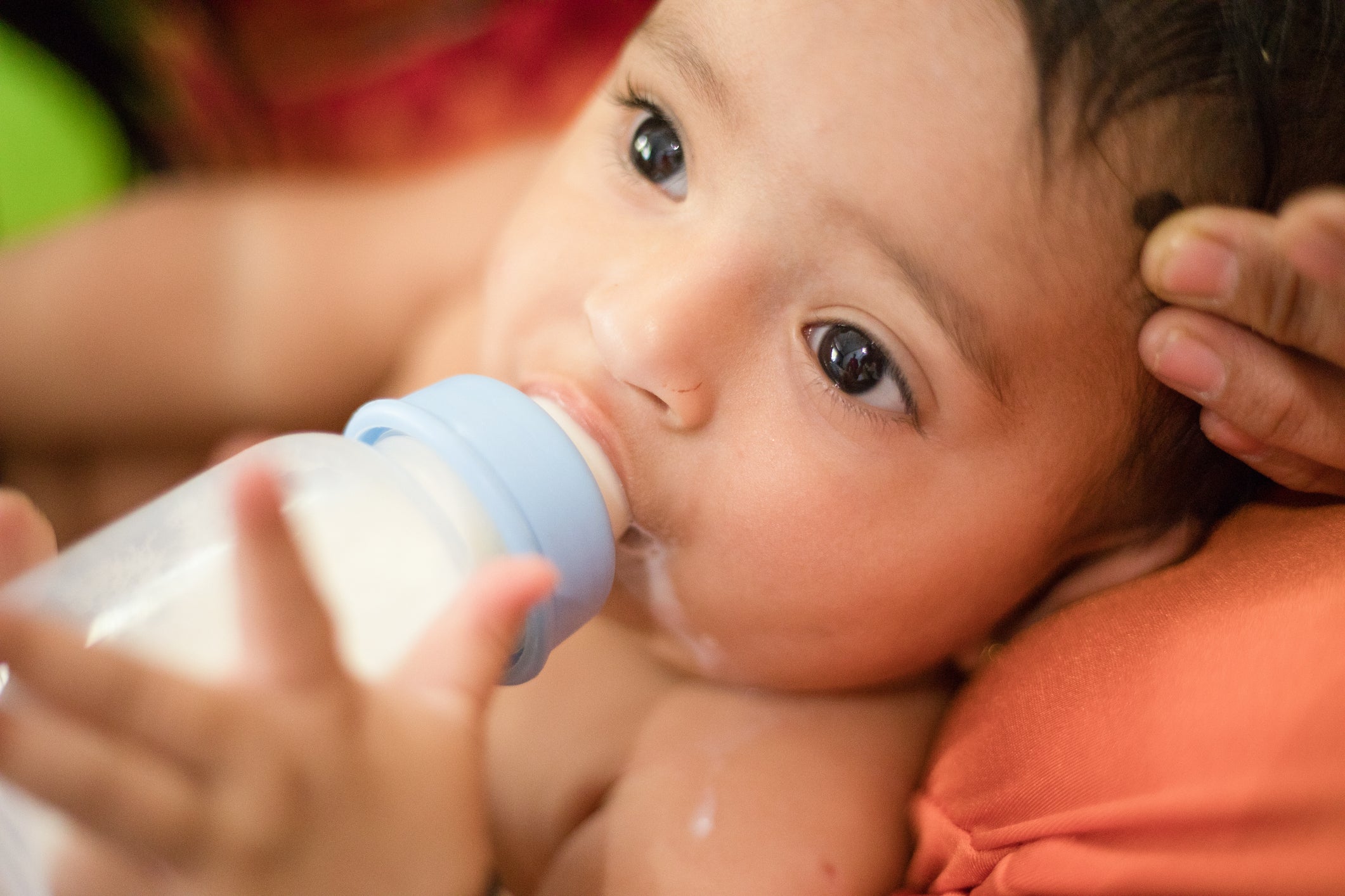 How Much Should a 3 Month Old Eat? (Breastmilk & Formula)